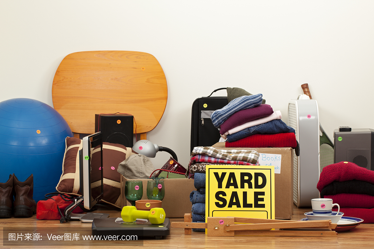 庭院出售標(biāo)志:運(yùn)動器材,衣服和家居用品